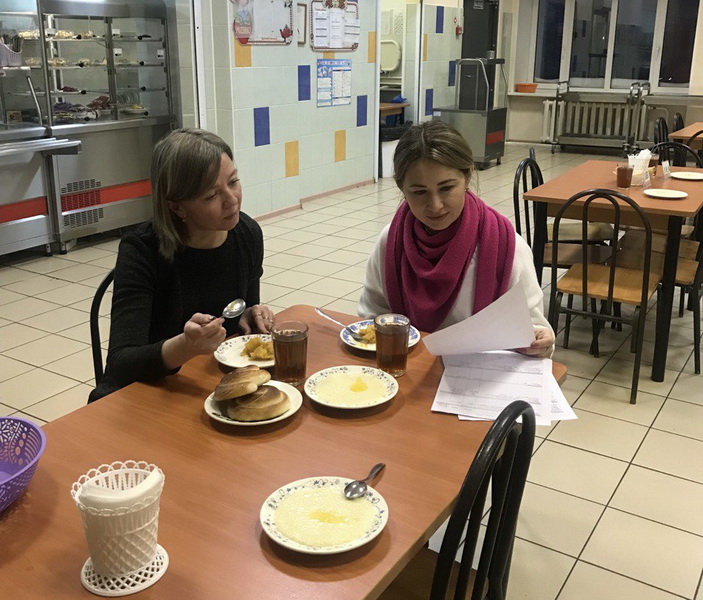 Фото проверки школьной столовой общественной комиссией.